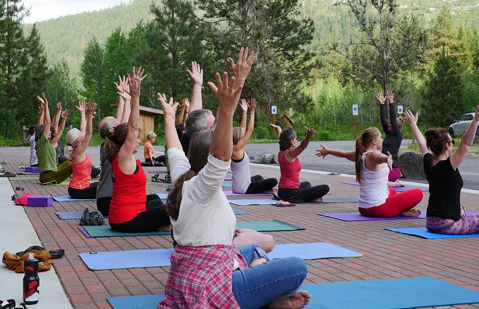 yogananda-arms-up